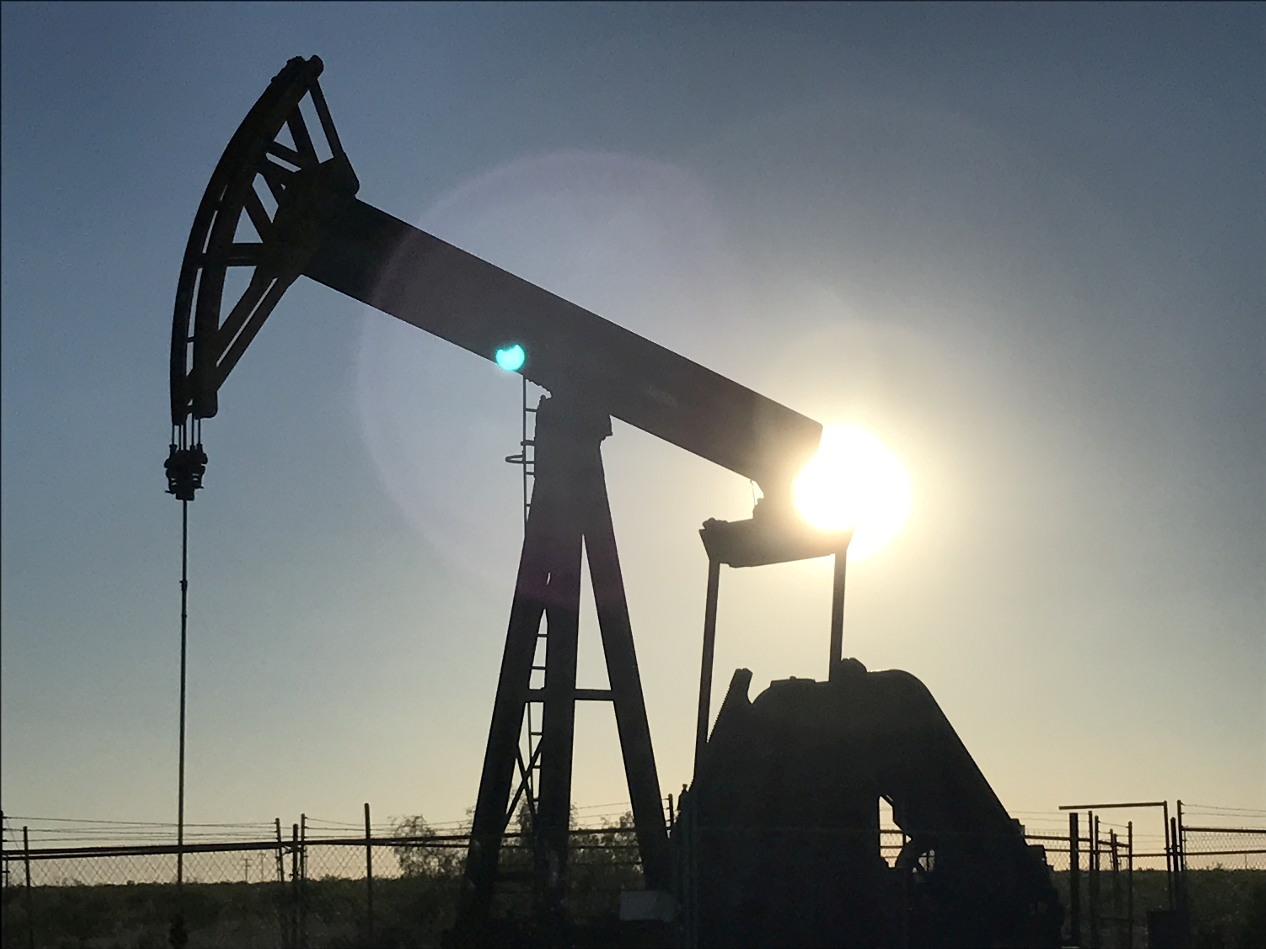 Petróleo sube luego de caída de reservas de EEUU
