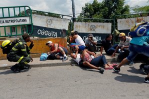 EN VIDEOS: Colectivos de Maduro y paramilitares se enfrentan en el puente Simón Bolívar