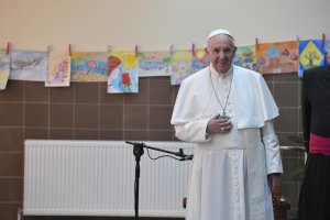 Los niños refugiados en Bulgaria reciben al Papa con cantos y dibujos (Fotos)