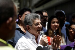 Ramos Allup a Maduro: Revisa en tu entorno a ver quién te quiere quitar el taburete y la vasenilla (VIDEO)