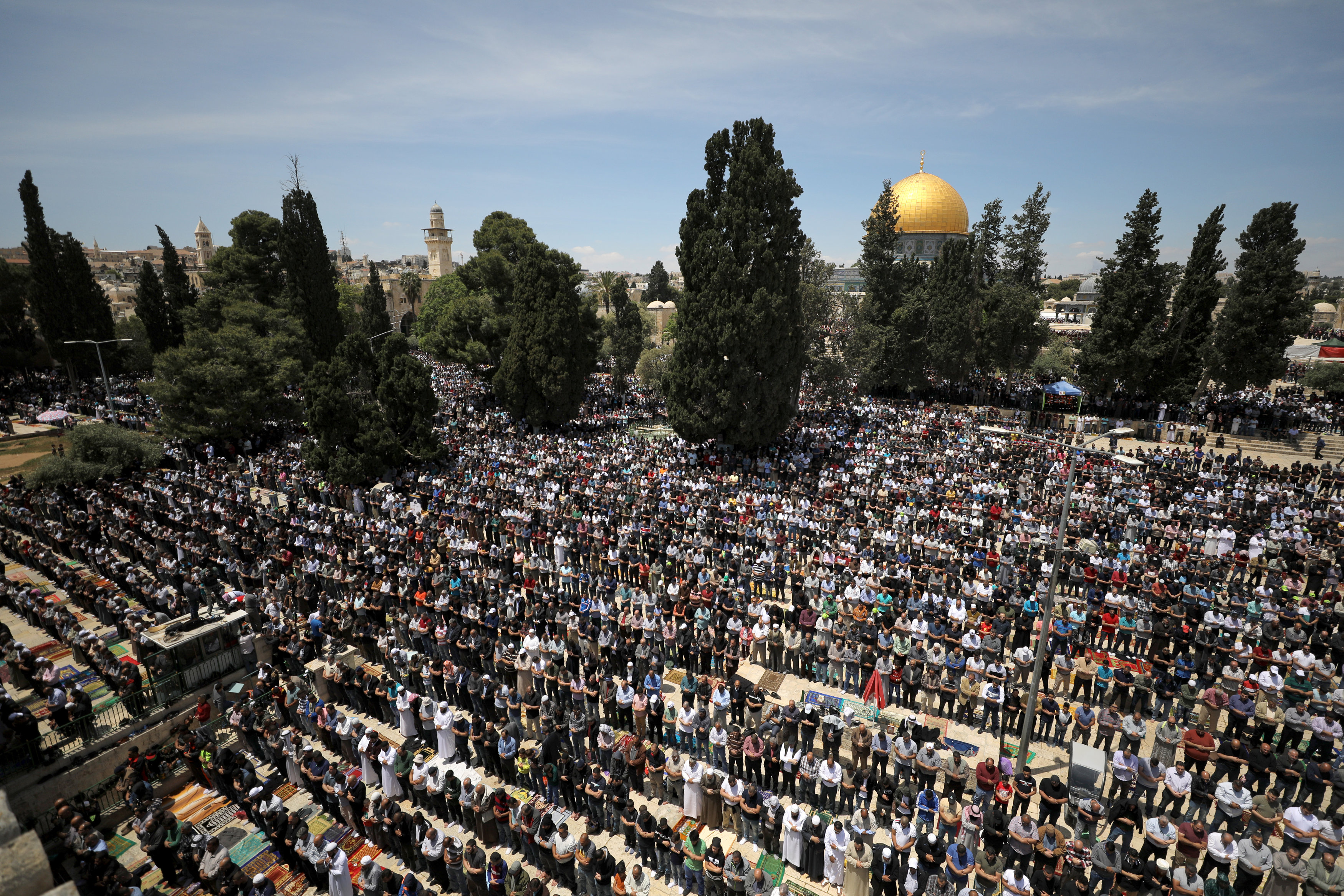 Rezo multitudinario en Jerusalén en el primer viernes de Ramadán