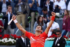Djokovic vence a Tsitsipas y gana su tercer torneo de Madrid