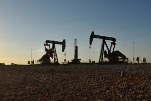 Alza de producción petrolera en EEUU ayudará a llenar vacío dejado por Irán y Venezuela