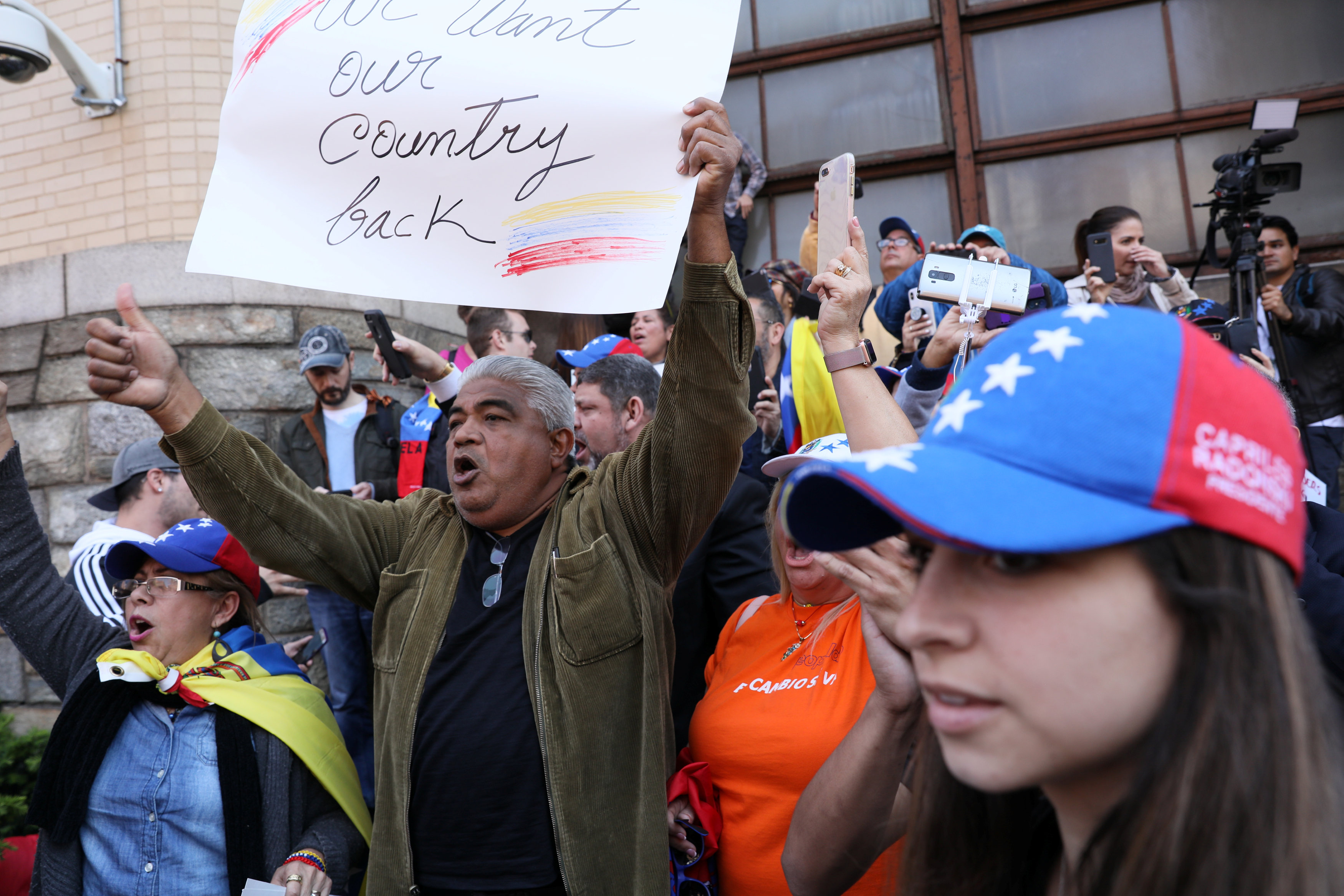 EN VIDEO: Venezolanos celebran que SACARON a los comunistas gringos de la embajada