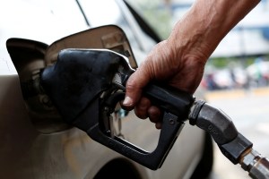Trabajadores aseguran que llega poca gasolina a estaciones de servicio en Vargas