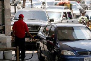 Venezolanos pierden más de un día para llenar sus tanques ante escasez general de gasolina (FOTOS)