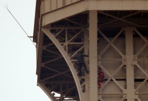 Evacúan la Torre Eiffel debido a un hombre visto escalando el monumento (Video)