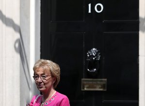 Dimite ministra británica encargada de relaciones con el Parlamento