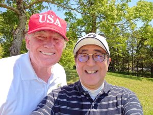 Trump las batea mejor que Maduro, pero jugando al golf… y con selfie incluida (FOTOS)