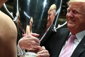 Las mejores FOTOS de Trump entregando una copa al campeón del torneo de sumo en Japón