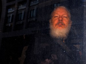 Assange rechaza su extradición a EEUU por un caso “políticamente motivado”