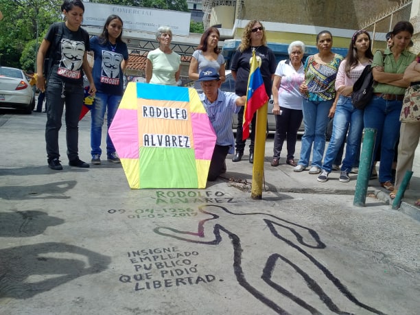 Caraqueños pintan silueta de Rodolfo Álvarez, asesinado durante protestas el #1May en la avenida Victoria (FOTOS)