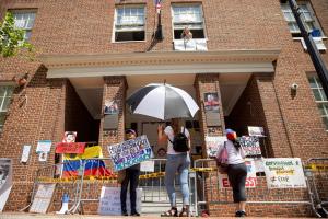 ¡Se acaba el show! Autoridades de EEUU exigen a invasores desalojar la embajada de Venezuela (VIDEOS)