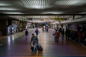Maduro usa las tasas aeroportuarias para burlar las sanciones de EEUU