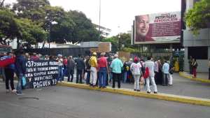 Jubilados y pensionados protestaron en Pdvsa La Campiña por el pago de su pensión (FOTO) #27May