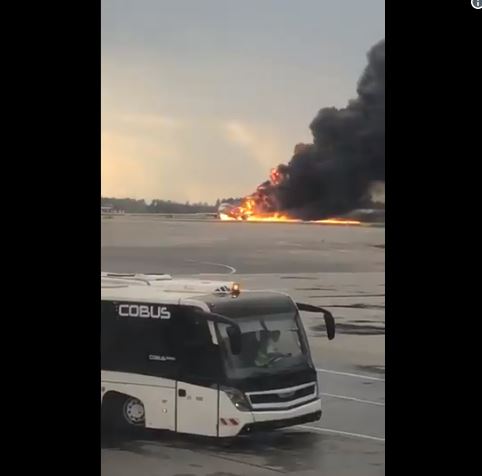 Sukhoi comercial se incendia al aterrizar de emergencia en un aeropuerto de Moscú (VIDEOS)