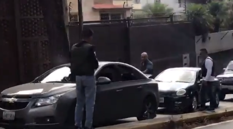 Sebin revisó los carros en los alrededores de la vivienda de Iván Simonovis #16May (video)