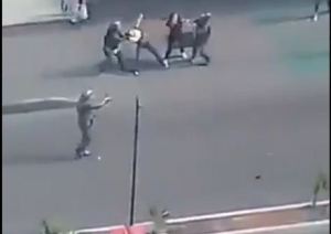 ¡INACEPTABLE! Momento en el que funcionarios de la GNB golpearon a dos mujeres en Los Teques (VIDEO)