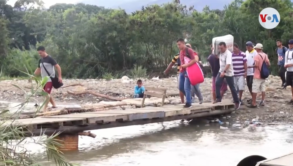 Venezolanos arriesgan su vida en los pasos ilegales entre Colombia y Venezuela (Video)