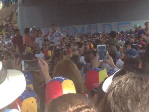 Caraqueños reciben a Guaidó en el distribuidor Santa Fe #1May (FOTOS y VIDEO)