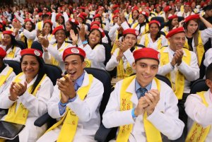 ¿Querían revolución?: “Médicos” chavistas reclaman pago a Maduro en plena graduación (Video)