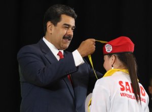 Maduro gradúa “médicos” chavistas que no tendrán insumos para trabajar