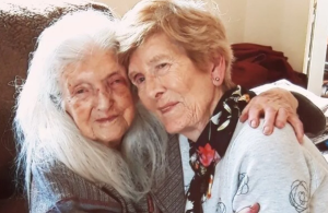 Después de 60 años, una mujer de 81 se reencuentra con su madre de 103