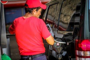 Gasolina por jabón: El insólito trueque al que recurren los venezolanos para abastecerse de combustible