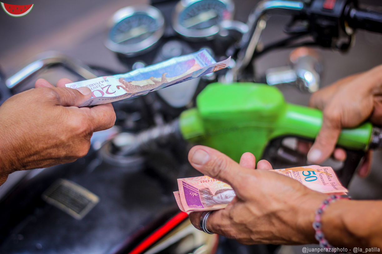 Escasez de gasolina erosiona el dinero en efectivo y las actividades cotidianas en Venezuela