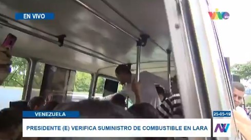 Mientras Maduro se atrinchera con su combo, Guaidó comparte con los larenses en un autobús como un pasajero más (VIDEO)