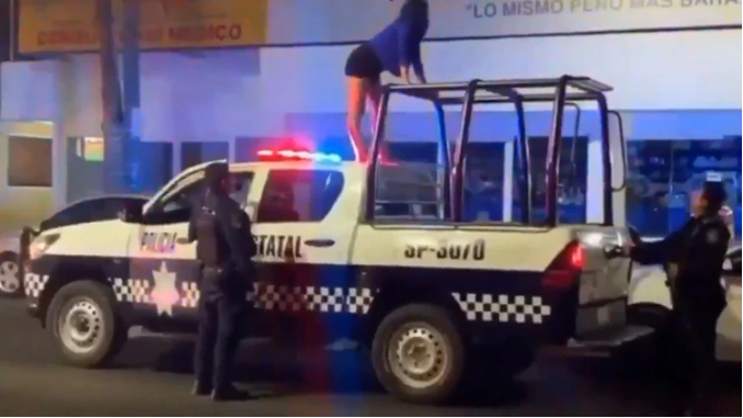 EN VIDEO: Joven muestra sus sexys movimientos montada en una PATRULLA de policía