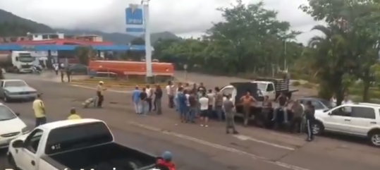 Denuncian que la GNB cobra 20 mil pesos para llenar tanques de gasolina en Táchira #15May