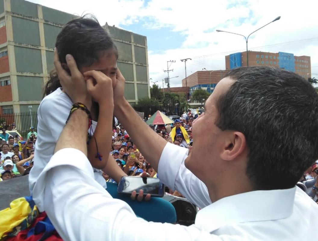 LA FOTO más tierna de Guaidó con una niña larense que conmovió a toda Venezuela #26May