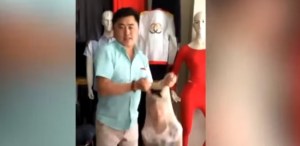 ¡WTF! Vendedor usa a su hijo para probar la resistencia de unas medias (VIDEO)