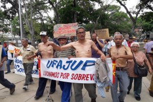 Sin camisas, así protestaron los pensionados contra Maduro por la falta de comida (FOTOS)