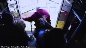 ¡ESTREMECEDOR!: Grosera empujó a un abuelito de un autobús y lo mató (VIDEO)