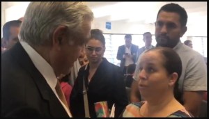 EN VIDEO: Una maestra dejó en la calle a López Obrador… ¡Hasta lo puso a tartamudear!