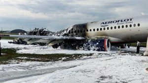 El avión no solo se quemó, se derritió como un vaso plástico: Habla el último pasajero en escapar del Sukhoi accidentado