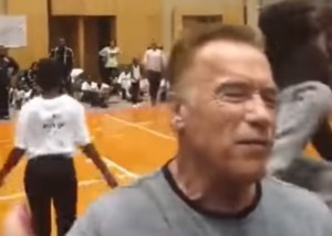 EN VIDEO: Atacan con una patada voladora a Arnold Schwarzenegger en Sudáfrica
