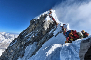 LA FOTO: Alpinistas hacen cola en la cima del Everest (y no es por gasolina)