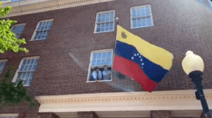 En VIDEO: El momento cuando se izó la bandera de Venezuela en la embajada de Washington