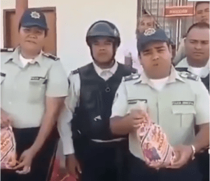 EN VIDEO: Policías en Aragua agradecen a Maduro por su “resuelve” de dos pollos