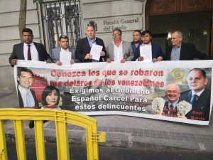 Diputados denuncian a exfuncionarios chavistas por lavar dinero en España