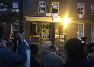 Autoridades rompen candados en la entrada de la Embajada de Venezuela en EEUU