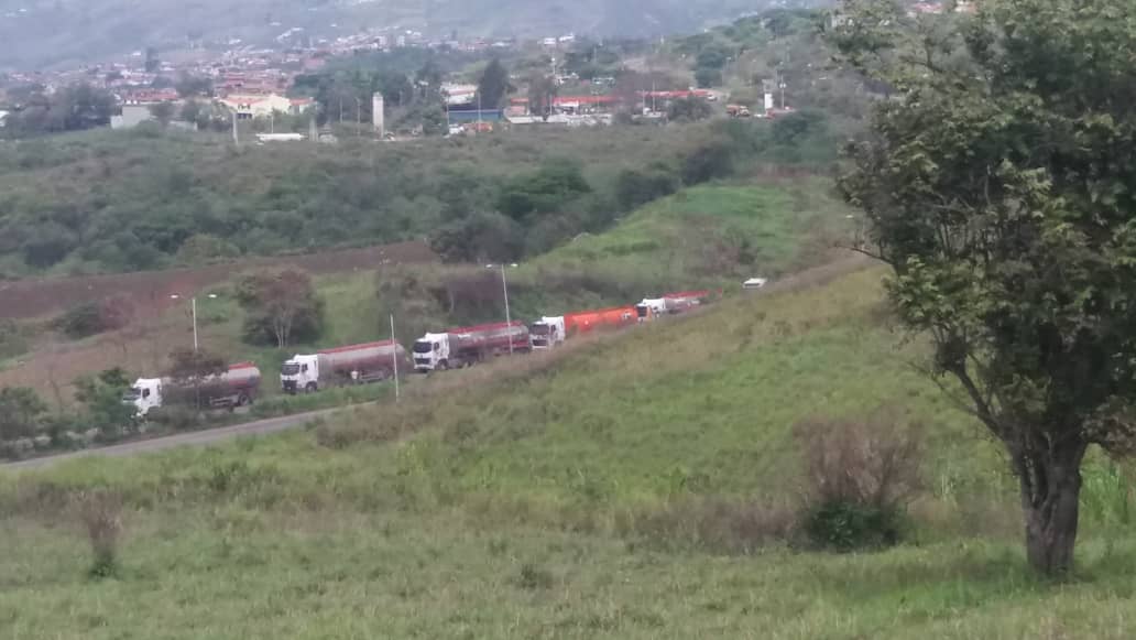 Unas seis gandolas de combustible llegaron al Táchira #23May (video)