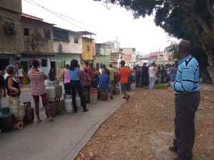 EN FOTOS: Las inmensas colas por gas en el barrio Pinto Salinas #21May