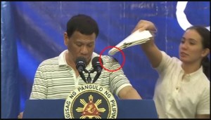 Una cucaracha interrumpe discurso presidencial en Filipinas… y culpan a la oposición (VIDEO)