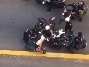 EN VIDEO: Malandros con uniforme roban moto a hombre en La Floresta a punta de golpes y perdigonazos