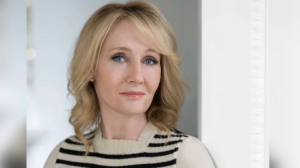 JK Rowling es acusada de “transfobia” en Twitter por comentario sobre la menstruación