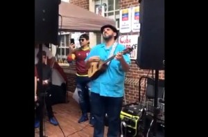 En VIDEO: Jorge Glem hace sonar su cuatro para que los comunistas gringos abandonen la embajada en EEUU